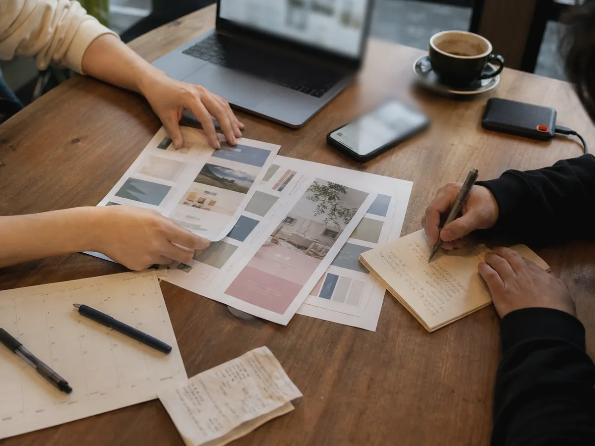A content planner organizing Xiaohongshu topics at a shared worktable